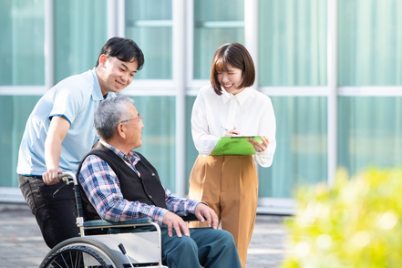 高崎健康福祉大学 社会福祉施設や地域の相談機関等で、高齢者、障がい者、子どもなど幅広い人々に寄り添い相談・助言・援助を行います