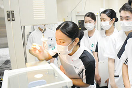 兵庫医科大学 第1学年次に兵庫医科大学病院で早期臨床体験実習を実施。早くから臨床現場にふれられる。