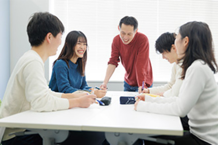 兵庫医科大学 教員と学生の距離が近い少人数制の長期密着型ゼミナール。学修や進路についても、気軽に相談できる。