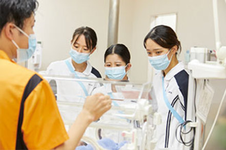 兵庫医科大学 主な実習先である、附属の兵庫医科大学病院では、卒業生の先輩から教えてもらえることも。