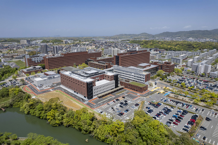 産業医科大学 急性期診療棟をはじめ、先進の設備・施設の数々と豊かな自然環境が充実したキャンパスライフをもたらします