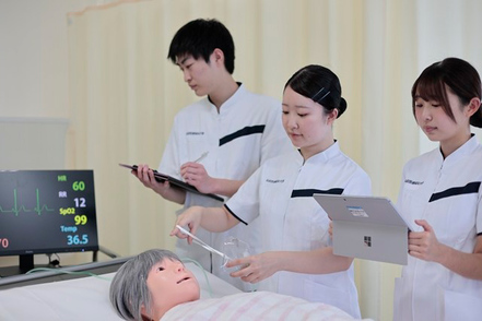 弘前医療福祉大学 看護学科／母性看護学実習の授業で赤ちゃんの沐浴の練習を実施