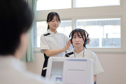 弘前医療福祉大学 言語聴覚学専攻／様々な検査の練習を行う言語障がい演習