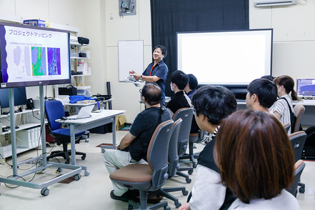 八戸工業大学 VRやプロジェクションマッピングを実践的に学びます。技術と感性を融合させ、表現を追求します。