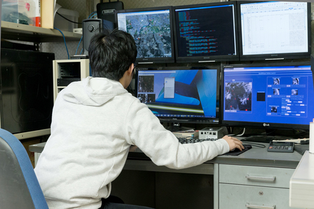 八戸工業大学 モニターを駆使した実践的な学び。情報科学の技術を磨き、デジタルで新たな価値を創出します。