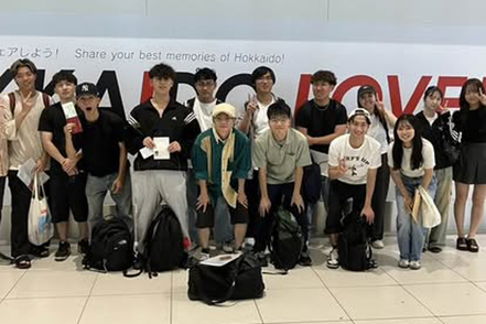 北海道文教大学 2年次に英語圏や中国語圏など世界各国への留学（短期語学研修）を必修とすることで、海外の文化や生活を肌で感じる