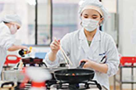 宮城学院女子大学 【食品栄養学科】実習や実験は少人数制で教員や助手が常にサポート。臨地実習では実践力を身につけます。