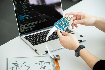 北海道情報大学 常に新たな機器を揃えている情報大では、これからの社会を&ldquo;創造&rdquo;する研究もおこなわれています。