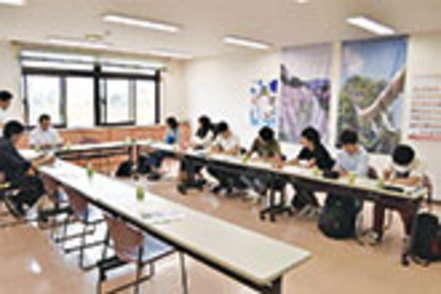 北海道情報大学 経営情報学科の実際のゼミの授業風景。外に出て見えた課題を話し合って解決策を見つけています！