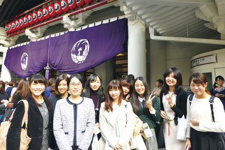 清泉女子大学 課外授業として古典芸能（歌舞伎・能など）を鑑賞。予め授業でその作品の時代背景やストーリーを学ぶため、一層理解が深まります