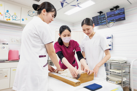 四日市看護医療大学 臨地実習は、学内で学んだ知識や技術を確かめ、看護職の意義や責任を感じる貴重な体験です。