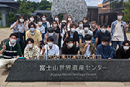 山梨学院大学 【ゼミ活動1】公務員を目指す学生が多く在籍するゼミの社会施設等見学の一コマ。学外での学びの機会も用意されています。