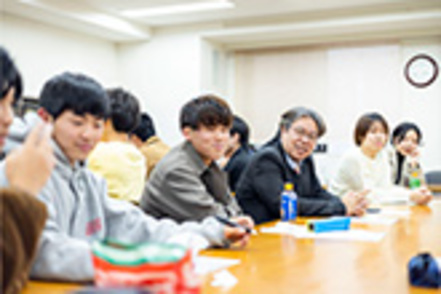 山梨学院大学 【ゼミ活動2】民法の基礎知識を深めながら、法律討論や判例研究につなげます。この日はゲームで盛り上がりました。