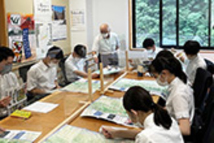 山梨学院大学 【インターンシップ（公務）】山梨県内にある町役場での実習。町長の説明や現場巡回で町の取り組みに対する理解が深まりました。