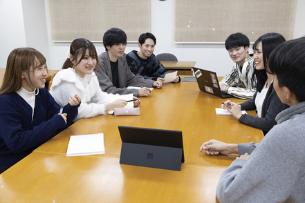山梨学院大学 1年次ではクラス単位で「大学の過ごし方・大学の活用法」や「プロジェクト」に取り組み、経営学の基礎を学びます