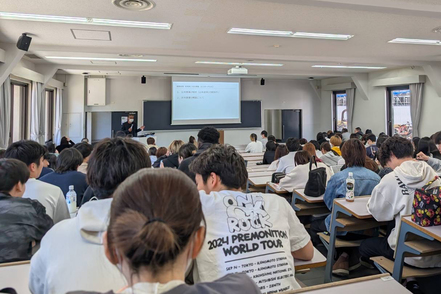 山梨学院大学 「経営学分野」「マーケティング分野」「会計学分野」「経済学分野」などビジネスに役立つ専門的知識の習得を重視した授業を展開