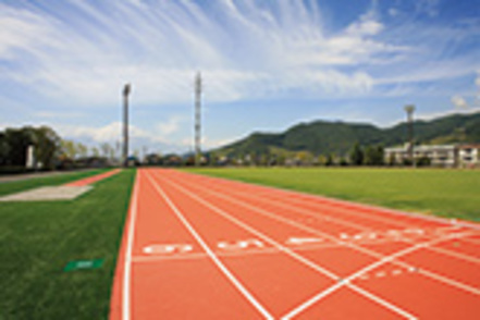 山梨学院大学 キャンパス内には国内トップレベルの施設が多数。国際規格認定施設もあります