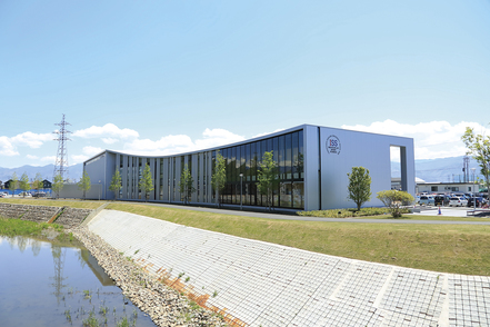 山梨学院大学 スポーツ科学棟（教育研究棟）には医科学系実習室や低酸素ルームなど、最新の設備が充実