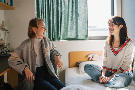 山梨学院大学 【国際的な寮生活】日常的に英語を使用することで、自ずとコミュニケーション能力が磨かれます