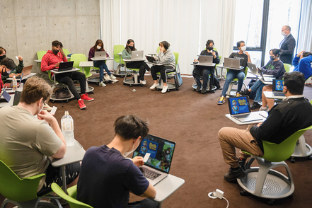 山梨学院大学 【アクティブ・ラーニングが特徴】授業には、ディスカッションや問題解決型学習を多く取り入れています