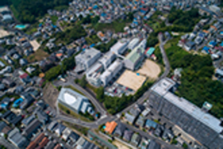 広島文化学園大学 暮らしやすい町にある眺めのいい広島 長束キャンパスは、いつも笑顔があふれ、思い思いのブンカな日々を送っています