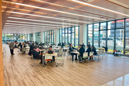 人間環境大学 学部設置に合わせて、増設した新校舎で快適に学べます。新しい施設ならではの機能性も◎