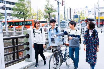 人間環境大学 松山キャンパスは、松山市の中心に位置し、伊予鉄道「松山市駅」から徒歩3分の好立地です（自転車・バイク通学可）