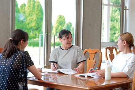 宇部フロンティア大学 空きコマには課題に取り組んだり、友達とおしゃべりをして過ごすことも。