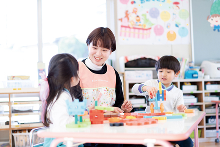 桜花学園大学 一人ひとりの子どもに寄り添う教育・保育を学修し、理論を実践につなげる充実した実習を1年次から段階的に実施