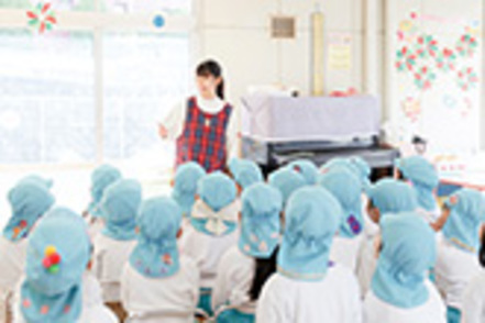 桜花学園大学 2027年4月より、3つの専門コースで学びを深める。（1）小学校・特別支援コース（2）保育・幼児教育コース（3）国際こどもコース