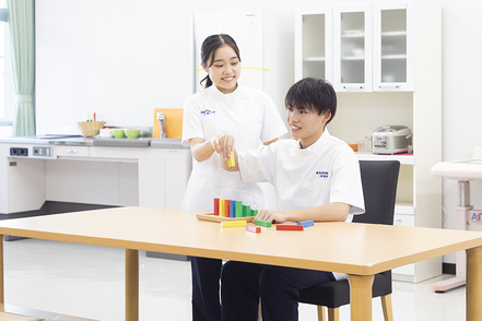 東京医療学院大学 作業療法学専攻／木工、陶工、手工芸などの「作業」を通じて、訓練指導を行い、心身機能の回復を図り、社会復帰をサポートします