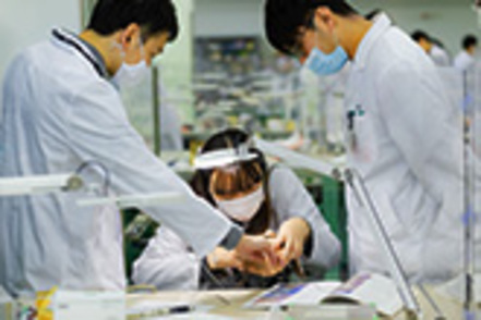 奥羽大学 歯科医師に必要なコミュニケーション能力や他者を理解する包容力など、人間性を養う授業を1年次から6年次まで実施します