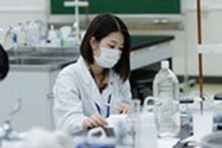 奥羽大学 講義と実習、演習が連動した実践的なカリキュラムで、基礎から応用へと段階的に着実に学ぶことができます