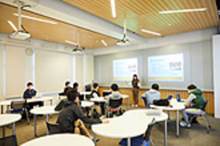 嘉悦大学 無線LAN、三面プロジェクタなどの充実した設備を整えています。