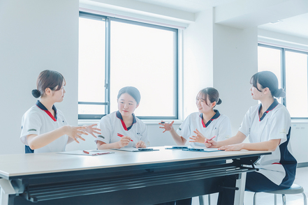 日本医療大学 各医療職種の実技経験だけでなく、患者や利用者の体験をすることで相手の心に気づけます