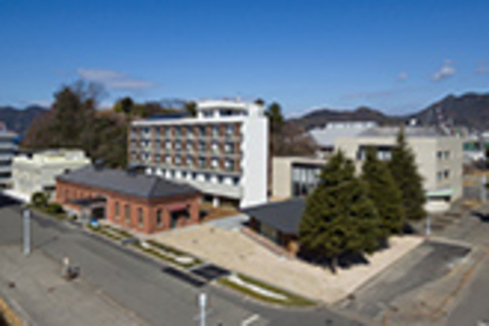 海上保安大学校 広島県呉市に所在する、海と緑に囲まれたキャンパスで、勉学と訓練に集中できる環境が整っています