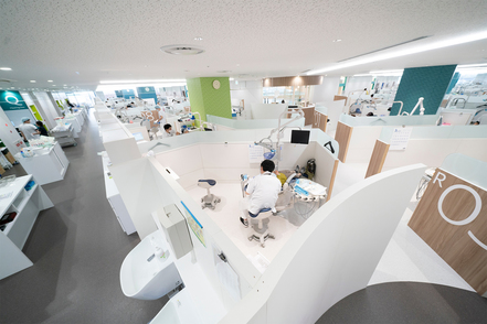 福岡歯科大学 隣接する病院の大診療室は歯科診療チェアユニットが131台あり、最新機器が揃っています。充実した臨床実習も学内で行われます。