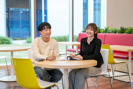 福岡歯科大学 学生ホール等では、自習をしている学生や、先生との雑談、学生間の交流が活発に行われています。