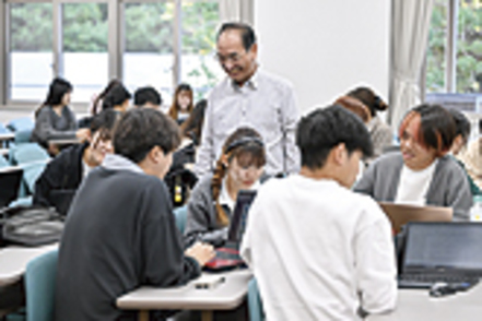 創価大学 地域連携型のフィールドワーク、国際機関や国家・地方公務員を招くワークショップなど理論と実践を結びつけて学びます。
