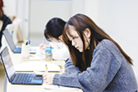 創価大学 就職支援や看護師国家試験対策は2年次より実施。卒業まで安心して学生生活を送れるよう教職員が丁寧に関わっています