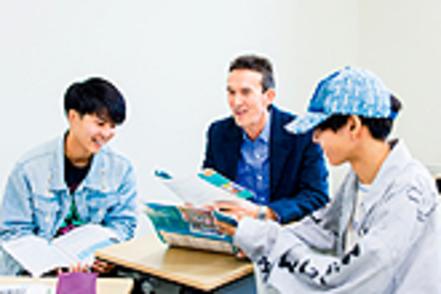 創価大学 日常会話ではなく、「ビジネスで使える」レベルの英語を習得。習熟度別のクラスで学べるなど、着実に英語力を高めます