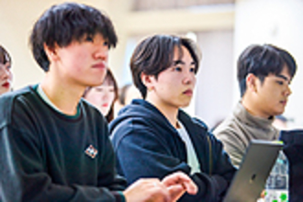 創価大学 少人数でハイレベルな経済理論を学ぶ選抜型プログラムでは、少数の選抜メンバーで切磋琢磨しながら、経済学の知見を深めます