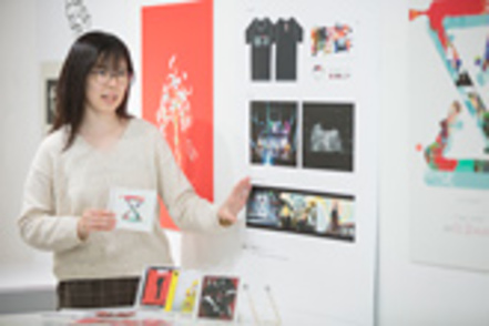 倉敷芸術科学大学 デザイン実習では、架空のアーティストを設定し、その音楽性や魅力をアピールするためのプロモーションを考えます