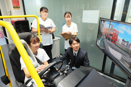 植草学園大学 少人数で仲間とゼミ担と楽しく勉強しています。小規模大学だからこそ一人ひとりに届く教育があります。