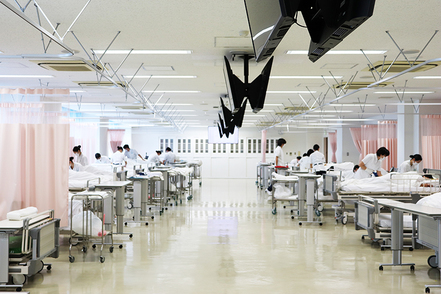 植草学園大学 椿森キャンパスの看護学実習室です。技術演習や病院実習の拠点となる千葉医療センターには、渡り廊下で行くことができます。