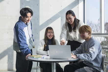 作新学院大学 仲間や先生と苦楽を共にしながら将来に役立つ資格取得に励めるキャンパスライフ