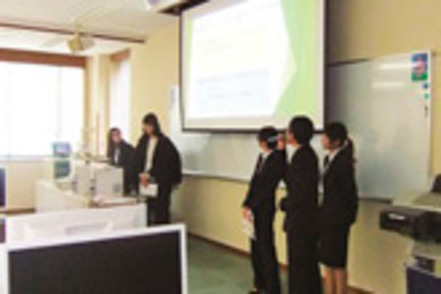 YIC学院大学 主体的に物事を考え解決する力やプレゼンテーションの力を磨きます!