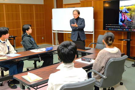 徳島文理大学 総合政策学部では実務経験豊富な教員による授業を展開し、問題解決能力を養成します