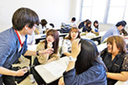 徳島文理大学 総合政策学科の「総合政策演習」では、憲法・行政法・経済学などの定着を図るとともに応用力も身につけます