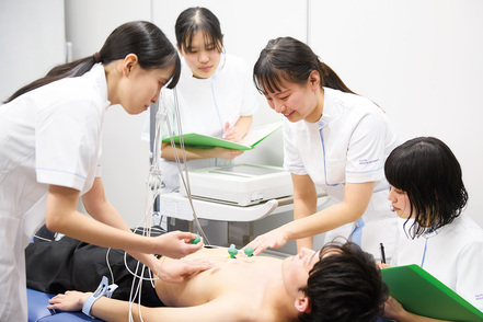 藤田医科大学 臨床検査技師の役割は、病気の予防や治療に欠かせない科学的根拠を提供すること。的確な分析力を養います